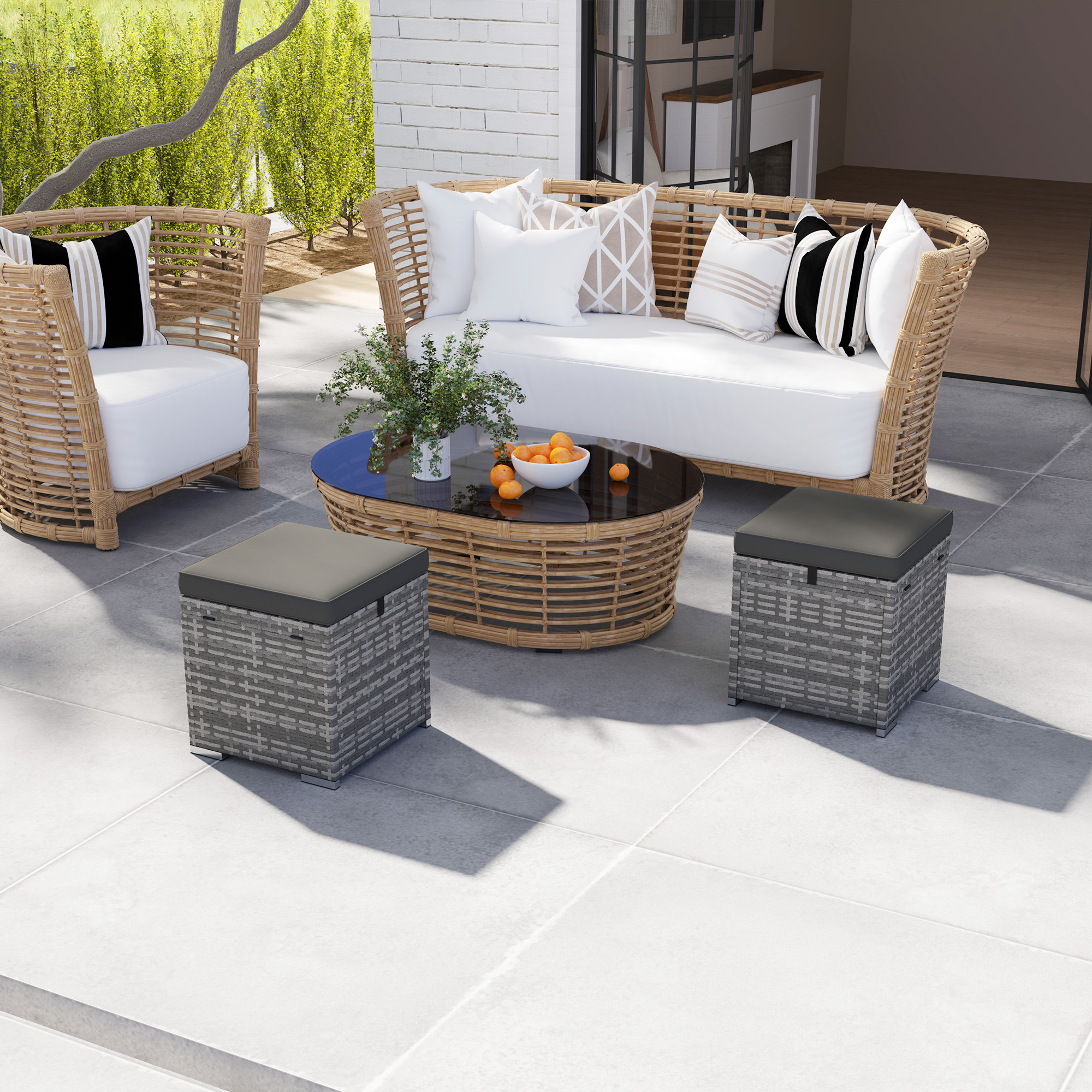 Sgabelli rattan in patio con cuscini – esempio arredo esterno