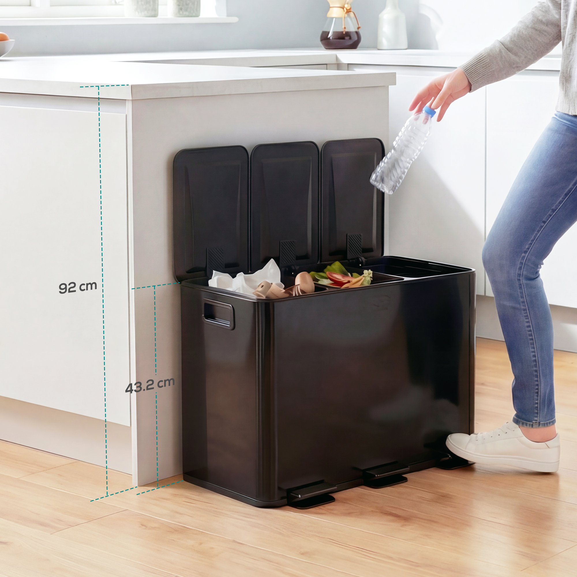 Cubo de basura con pedal en la cocina: ejemplo de organización