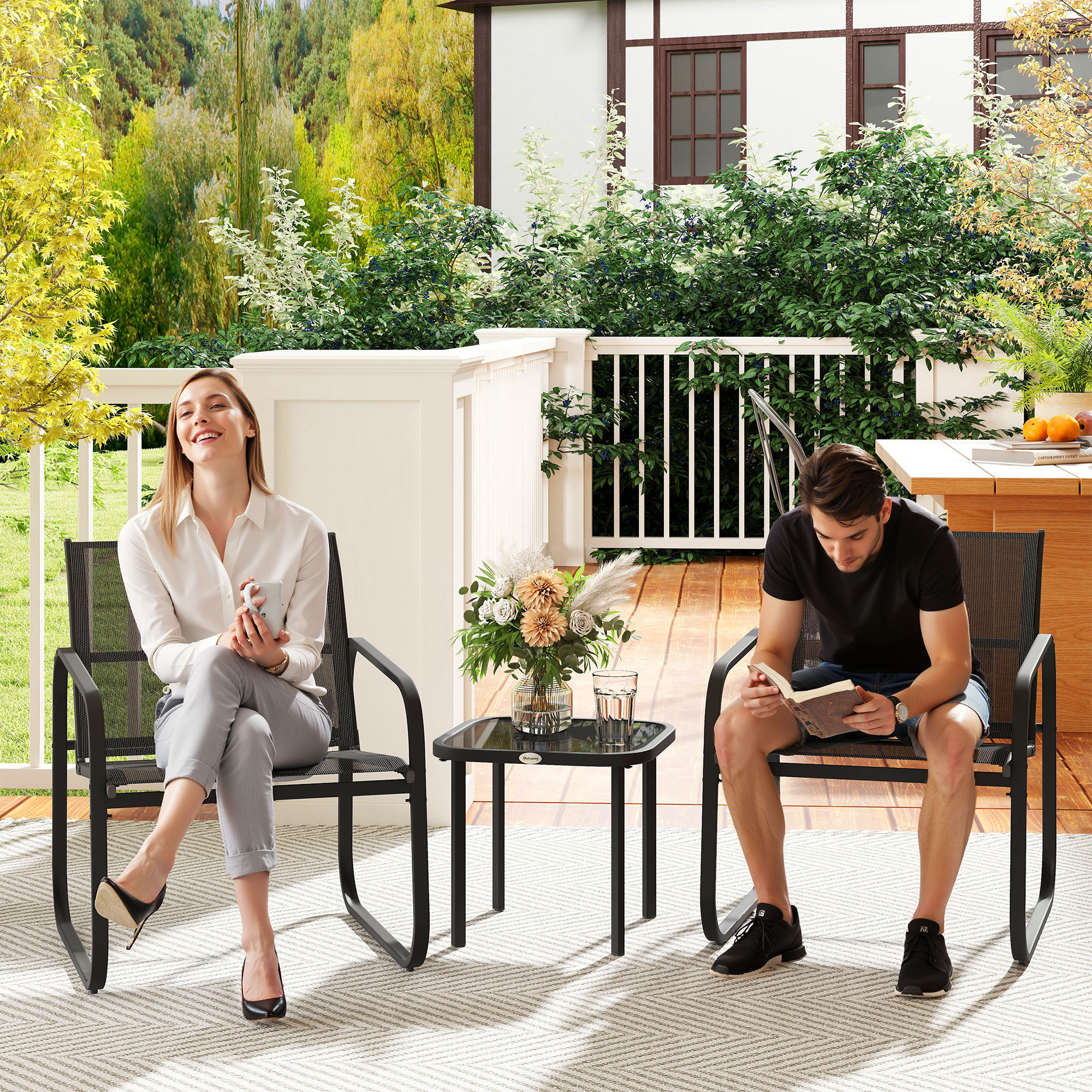 Sillón con asiento de textileno y reposabrazos curvos