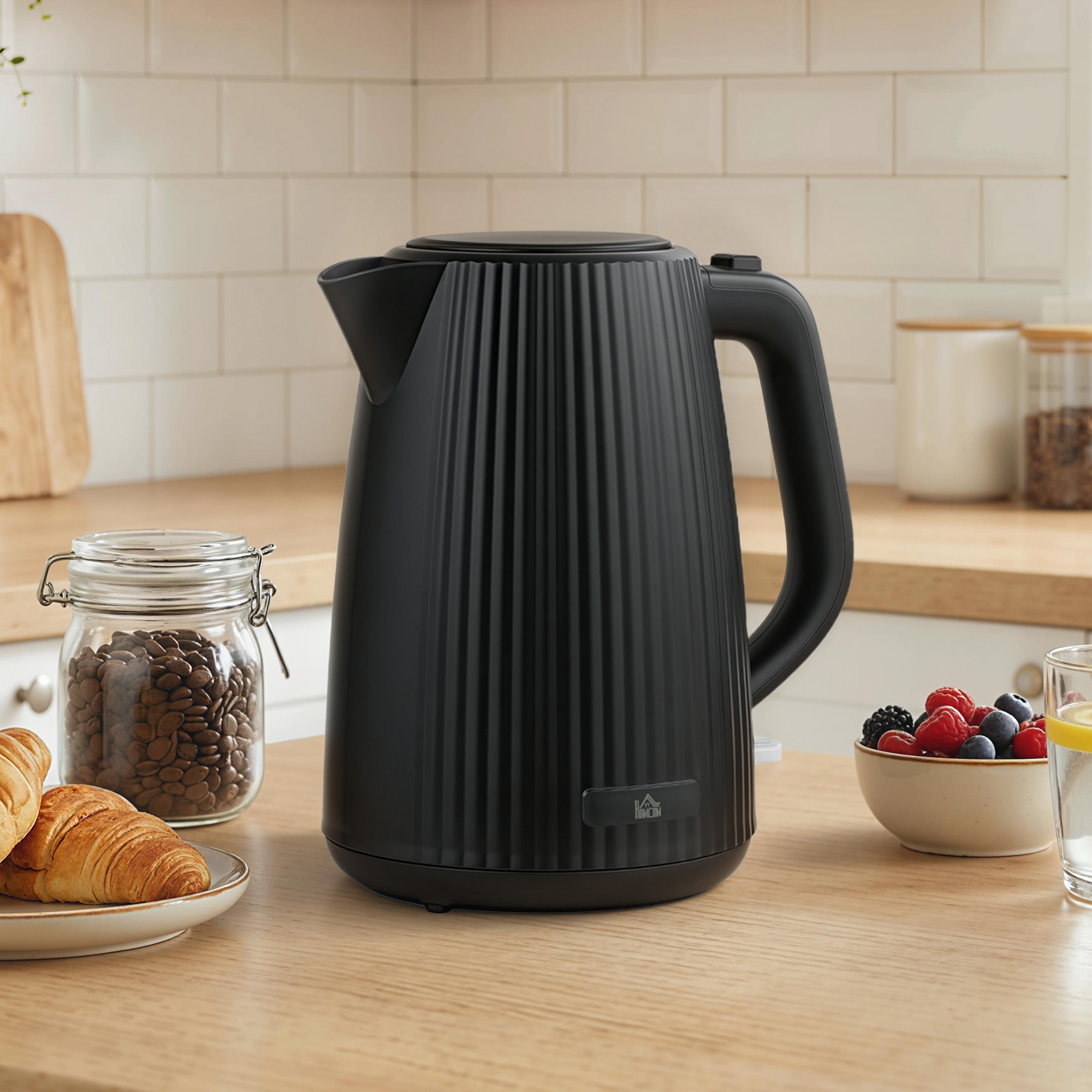 Bouilloire électrique noire sur base pivotante 360° dans une cuisine moderne